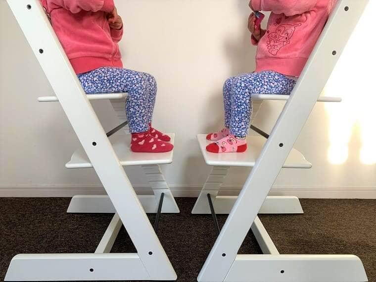 ストッケトリップトラップに座る双子の女の子