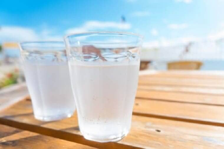 テラスのテーブルに置かれたコップ2杯の水