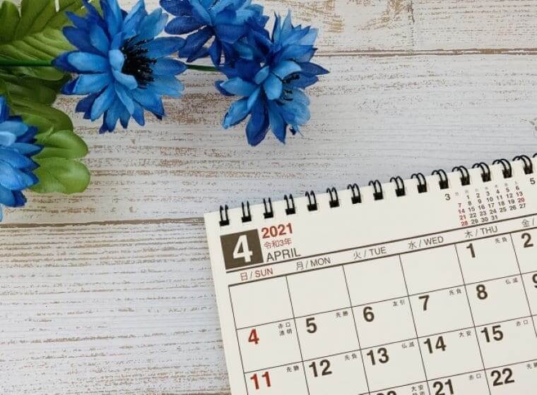 青い花と4月のカレンダー